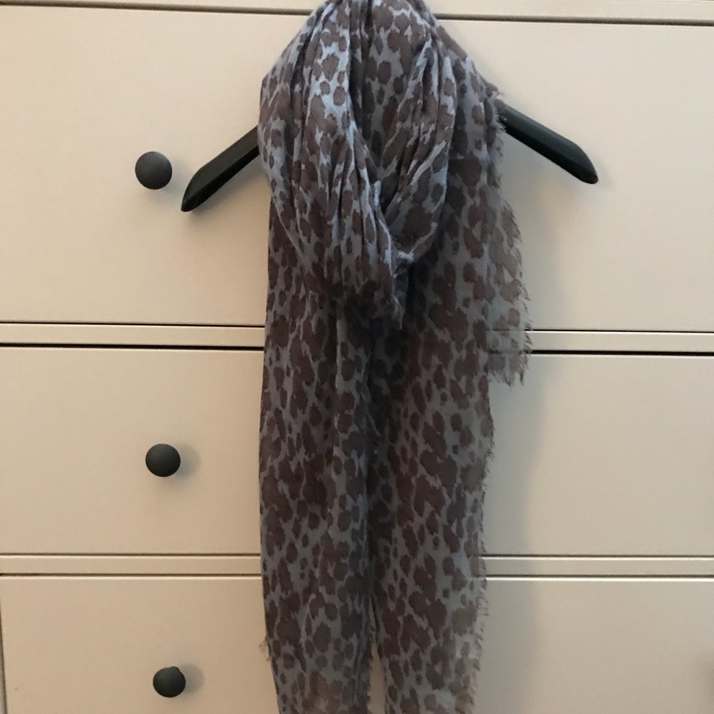 Gap leopard scarf